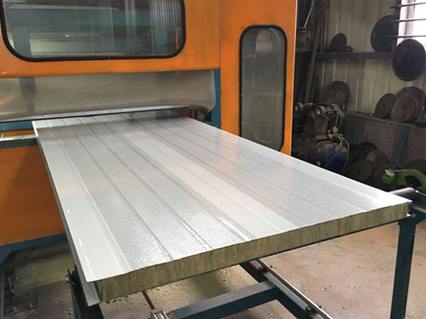 冲孔彩钢岩棉夹芯板